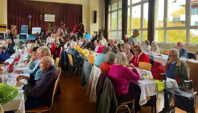 Viele Besucherinnen und Besucher nutzten die Gelegenheit zum persönlichen Austausch und zum Knüpfen neuer Kontakte.